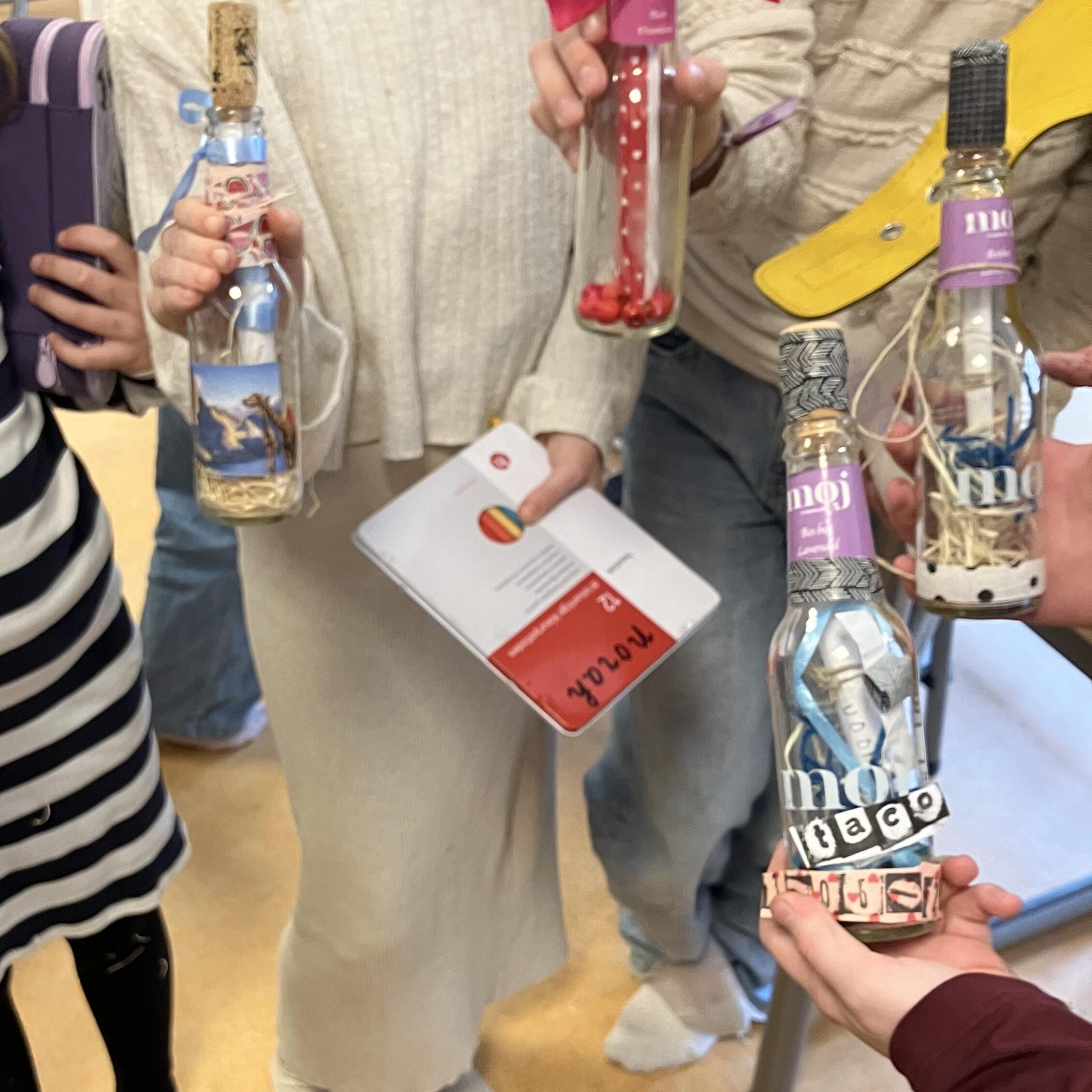 Kinderen met flessenpost in de hand | Taalpracht in de Klas tijdens VSD